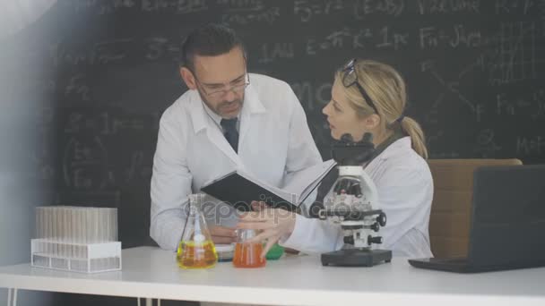 Wetenschappers Werken Het Lab Chemie Wiskunde Formules Schrijven Blackboard — Stockvideo