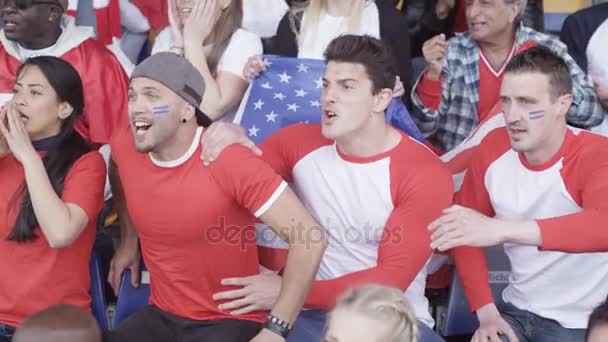アメリカのスポーツ ゲームを胴に書かれた米国を表示する シャツを引っ張って見てファン — ストック動画
