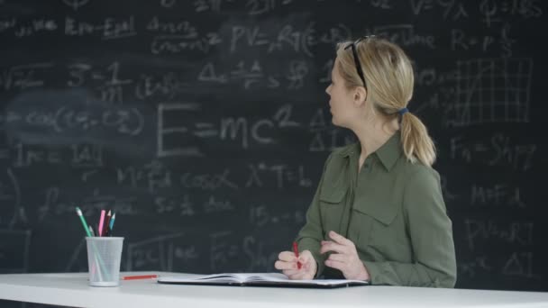 Smiling Γυναίκα Στην Τάξη Μαυροπίνακας Μαθηματικοί Τύποι Στο Παρασκήνιο — Αρχείο Βίντεο