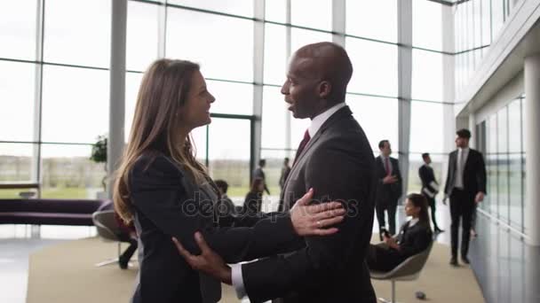 Homme Affaires Femme Saluant Dans Zone Réunion Occupée Grand Bureau — Video