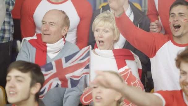 Ώριμη Γυναίκα Βρετανική Σημαία Πλήθος Αθλητικών Απογοητευμένος Από Την Ομάδα — Αρχείο Βίντεο
