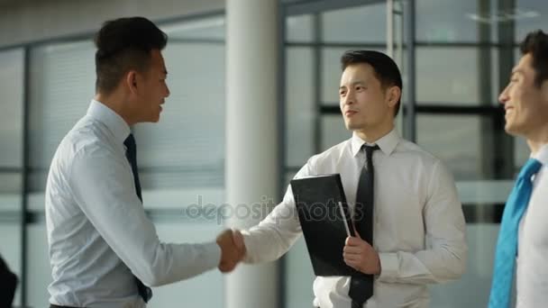 Asian Businessmen Shaking Hands Crowded Area Large Modern Office — Stock Video