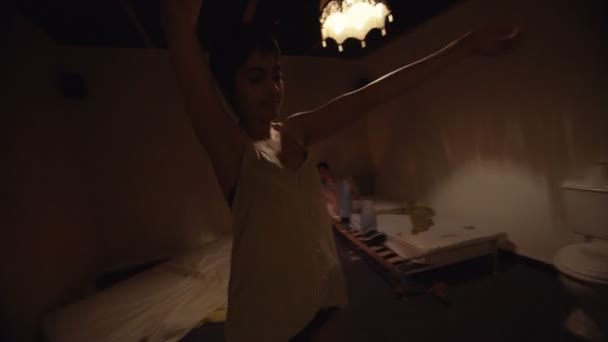 Pareja Drogadicta Apartamento Sombrío Mujer Bailando Estado Eufórico — Vídeo de stock