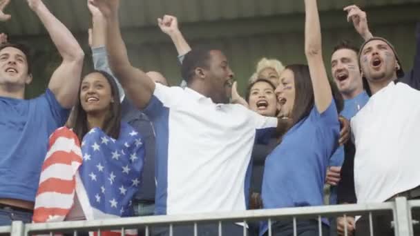 Opgewonden Fans Met Ons Vlag Sport Menigte Vieren Juichen Team — Stockvideo