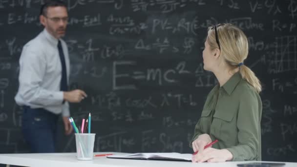 Retrato Sonriente Académico Hombre Mujer Estudiando Fórmulas Matemáticas Pizarra — Vídeo de stock