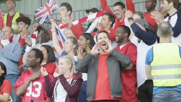 Multidão Esportiva Excitada Com Bandeira Britânica Batendo Palmas Aplaudindo Sua — Vídeo de Stock