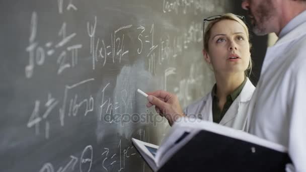Forskare Vita Rockar Skriva Matematiska Formler Blackboard — Stockvideo