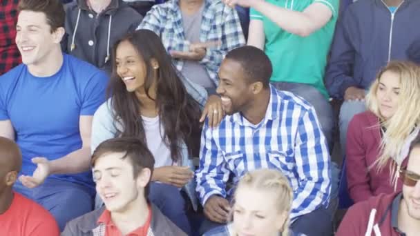 スポーツ イベントでチームの応援群衆 若いカップルに焦点を当てる — ストック動画