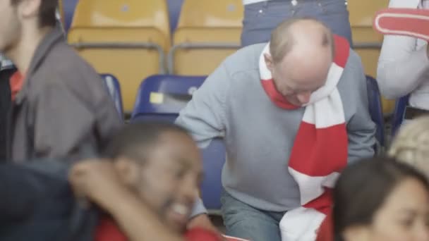 Fanów Sportu Wstawanie Opuścić Stadion Koniec Gry — Wideo stockowe