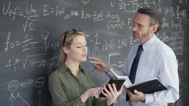 Retrato Sonriente Académico Hombre Mujer Estudiando Fórmulas Matemáticas Pizarra — Vídeos de Stock