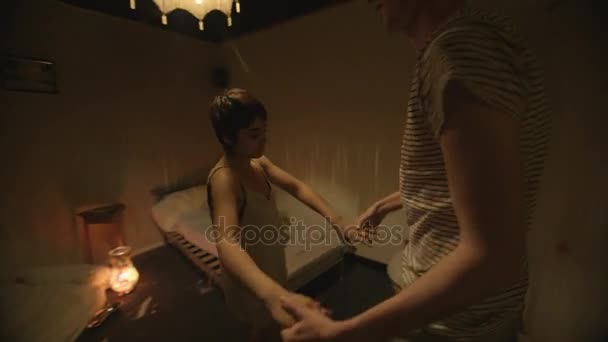 瘾君子夫妇在阴郁的公寓跳舞周围在一个欣快的状态 — 图库视频影像