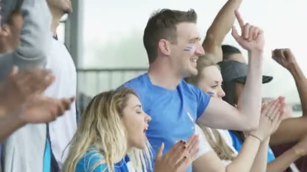 Menigte Juichen Sportevenement Italiaanse Fans Dragen Van Clubkleuren — Stockvideo