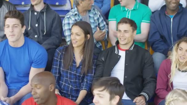 Jovem Casal Sentado Estádio Esportes Multidão Falando Assistindo Jogo — Vídeo de Stock