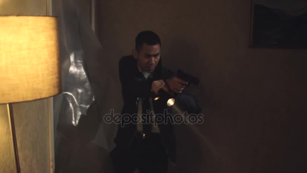Policiais Especiais Com Pistolas Lanternas Invadindo Apartamento Escuro — Vídeo de Stock