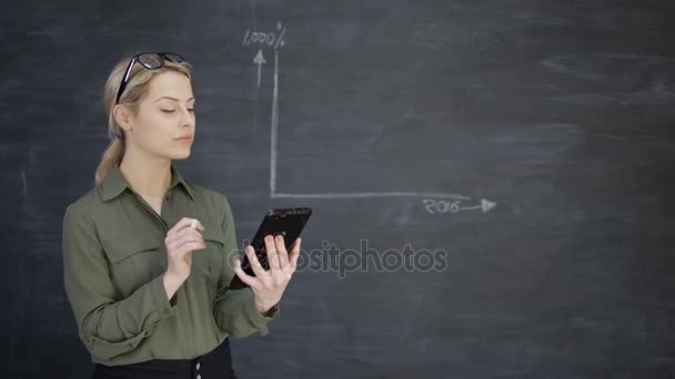 Vrouw Computer Tablet Zakelijke Succes Grafiek Puttend Uit Schoolbord — Stockvideo