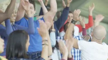 4 k heyecanlı spor fanlar ilahi ve kendi takımı için tezahürat canlı oyun