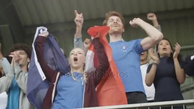 4 k heyecanlı hayranları ile spor kalabalıkta, kutlama ve Takıma tezahürat Fransız bayrağı