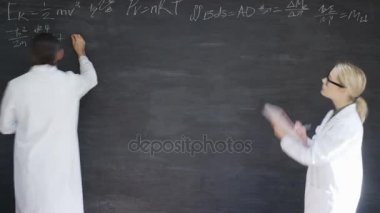 4k zaman atlamalı bilim adamı matematik formülleri tahtaya yazma