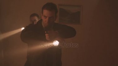 4 k polis dedektifi tabanca ve karanlık daire baskın el feneri ile