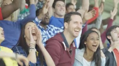 4 k heyecanlı spor fanlar ilahi ve kendi takımı için tezahürat canlı oyun