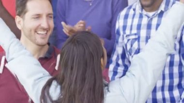 4 k heyecanlı spor fanlar ilahi ve kendi takımı için tezahürat canlı oyun