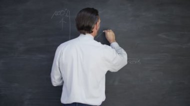 4k bilgisayar tablet kullanma ve iş başarı grafik çizim kara tahta adam