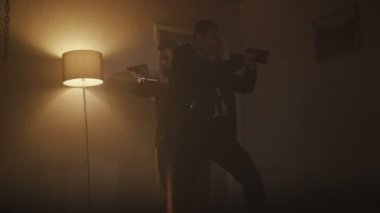 4 k polis dedektifi tabanca ve karanlık daire soruşturma el feneri ile