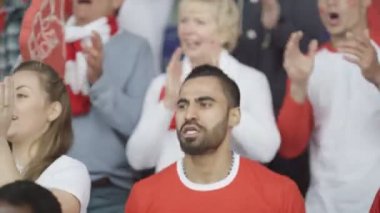 4 k heyecanlı destekçisi spor kalabalıkta, kutlama ve takımına tezahürat