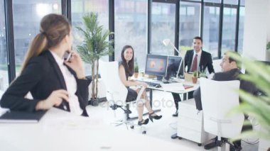 4 k genç iş kadını telefon görüşmesi ve şehir Office iş arkadaşlarınıza konuşuyor