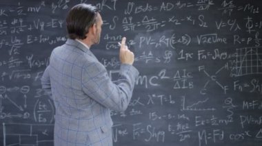 4 k portre gülümseyen akademik adam eğitim matematik formülleri üzerinde yazı tahtası