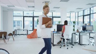 4k iş için gelen ve iş arkadaşları tebrik bisiklet ile işadamı