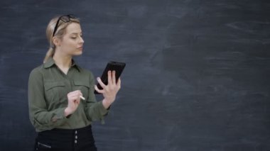 4k bilgisayar tablet kullanma ve iş başarı grafiği kara tahta çizim kadın