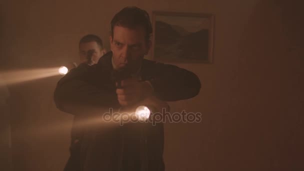 Detectives Polícia Com Pistolas Lanternas Invadindo Apartamento Escuro — Vídeo de Stock