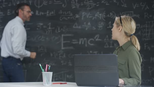 肖像微笑学术人物和女人学习黑板上的数学公式 — 图库视频影像
