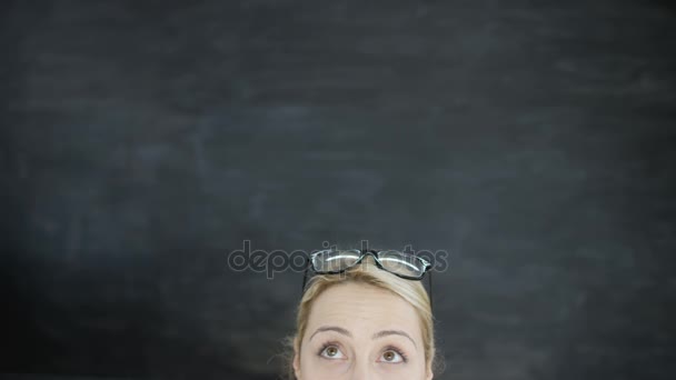 領域をコピーするのには上向きに空白黒板背景お探しの女性 — ストック動画