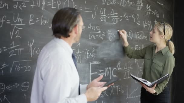 Retrato Sonriente Hombre Con Tableta Mujer Escribir Fórmulas Matemáticas Pizarra — Vídeos de Stock