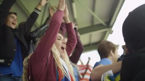 Menigte Toeschouwers Juichen Sportevenement Met Vlaggen Van Vele Volken — Stockvideo