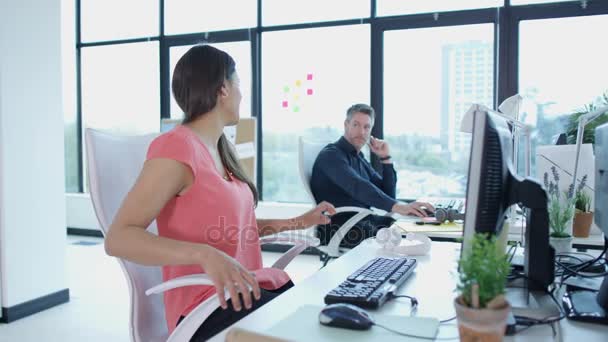 Empresaria Feliz Dejando Trabajo Con Bicicleta Diciendo Adiós Los Colegas — Vídeo de stock