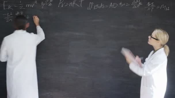 黒板に数学の数式を書く時間経過科学者 — ストック動画