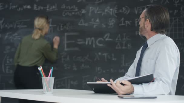 Retrato Sonriente Académico Hombre Mujer Estudiando Fórmulas Matemáticas Pizarra — Vídeos de Stock