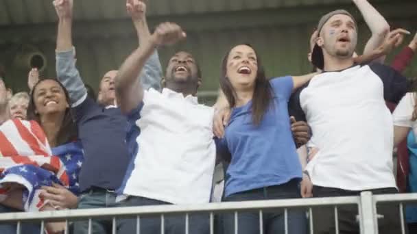 Glada Fans Med Oss Flagga Sport Folkmassa Firar Och Hejar — Stockvideo