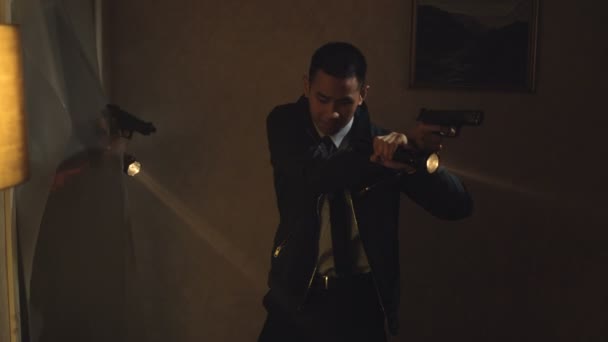 Поліції Детективів Пістолета Ліхтарі Рейдерство Темно Квартири — стокове відео
