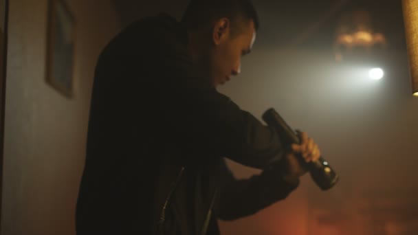 警察の刑事の拳銃と懐中電灯の薄暗いアパートの調査 — ストック動画