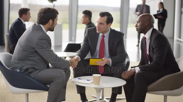 4k männliche Corporate Business-Team in Verhandlungen in geschäftigen modernen Büro