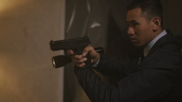 警察侦探用手枪和手电筒调查黑暗的公寓 — 图库视频影像