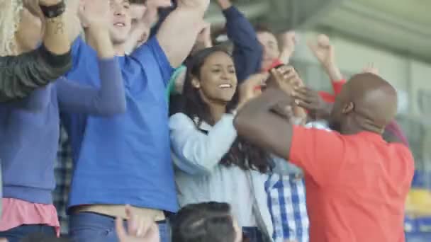 Opgewonden Sportfans Bij Live Spel Zingen Juichen Voor Hun Team — Stockvideo