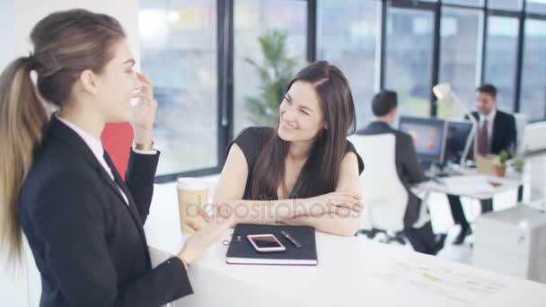 Empresárias Discussão Escritório Cidade Moderna — Vídeo de Stock