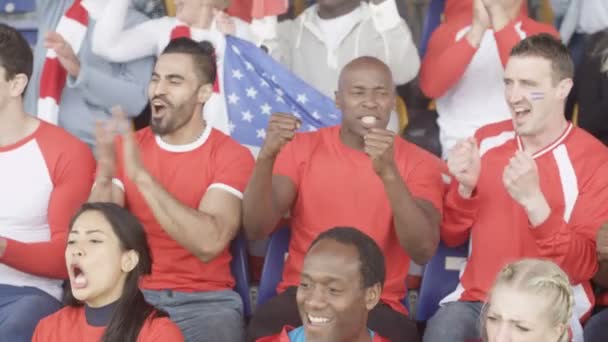 Les Amis Masculins Dans Foule Sportive Stade Regardant Match Acclamant — Video