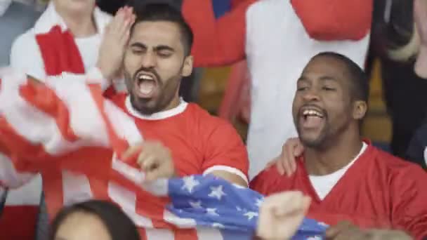 Ενθουσιασμένοι Ανεμιστήρες Μας Σημαία Πλήθος Αθλητικών Γιορτάζοντας Και Επευφημίες Για — Αρχείο Βίντεο