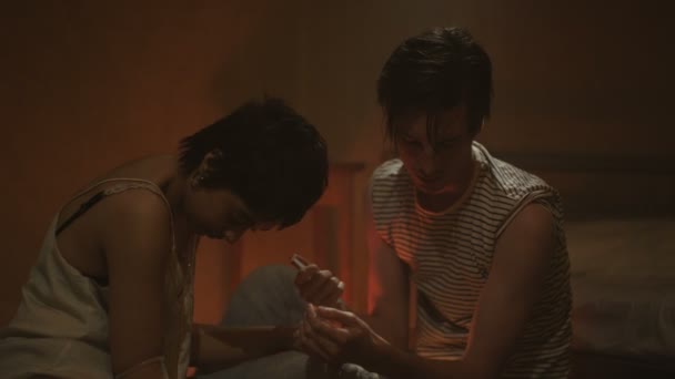 吸毒成瘾夫妇在阴暗的公寓一起吸食海洛因 — 图库视频影像